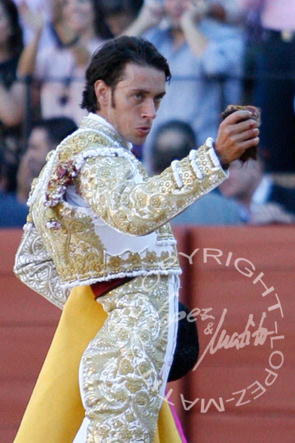 Antonio Nazaré, saludando con la oreja de su primero. (FOTO: lopez-matito.com)