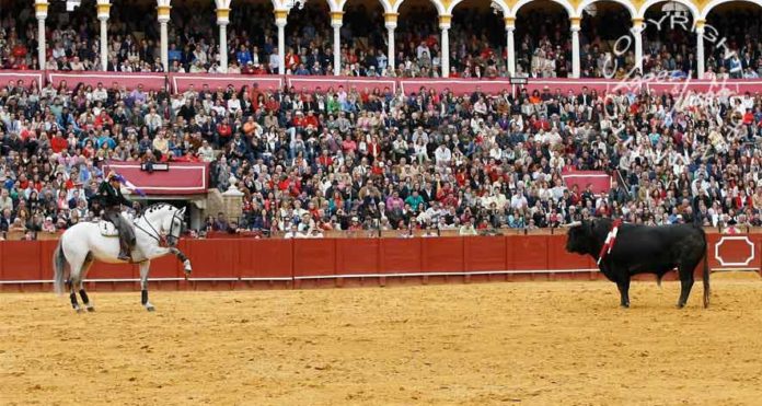 La empresa de Sevilla quiere seguir manteniendo dos festejos de rejones en la Feria de Abril. (FOTO: lopez.matito.com)