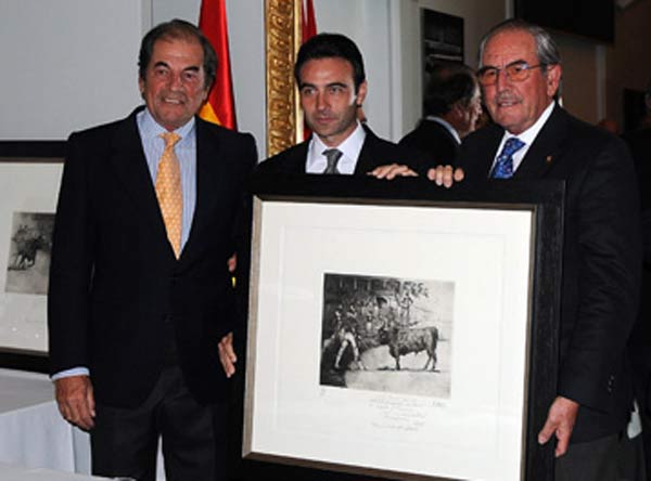 Enrqiue Ponce entrega el premio a los hermanos Antonio y Eduardo Miura.