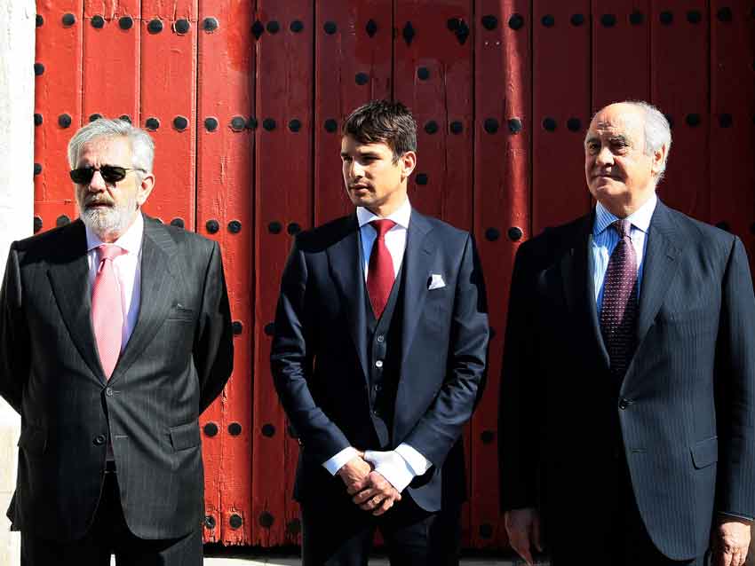 Los empresarios y Manzanares ante la Puerta del Príncipe.