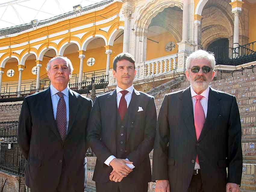 Los mismos protagoinistas en el interior de la plaza, en el tendido 1.