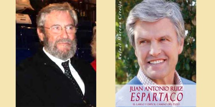 Rafael Moreno y la portada de su nuevo libro sobre Espartaco.