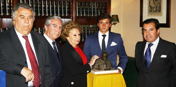 Lama de Góngora recibe el premio de manos de Remedín Gago.