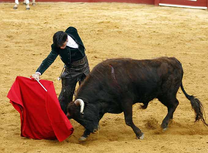 Cargando la suerte y alargando la embestida.