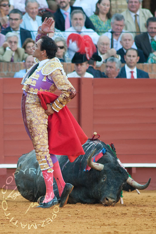 El Cid, tras una estocada hoy a un toro de Victorino Martín. (FOTO: lopezmatito.com)