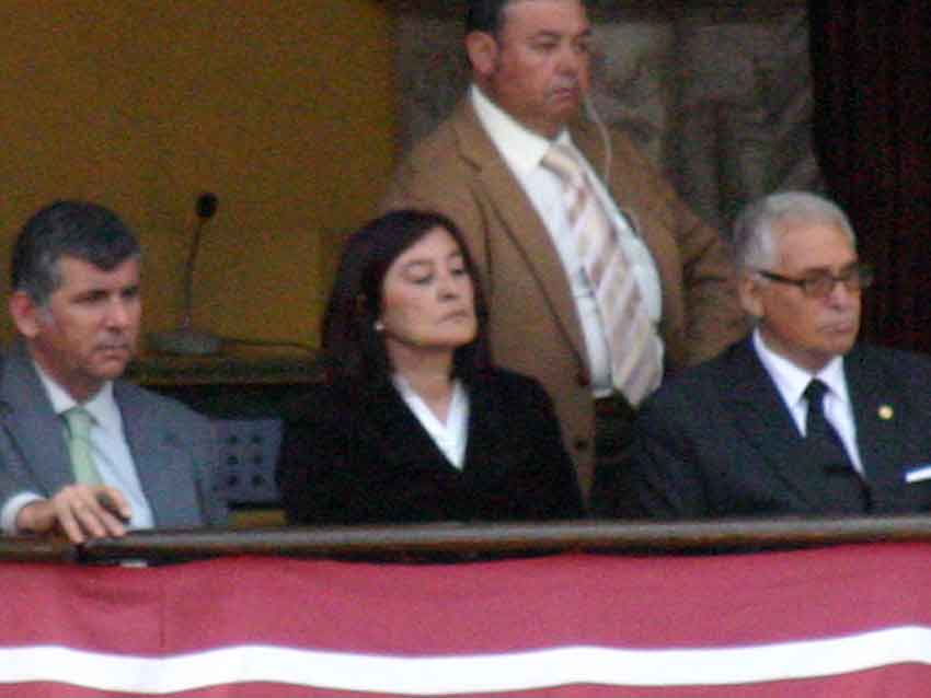 La presidenta Anabel Moreno, muy seria, durante el festejo de esta tarde en la Maestranza. (FOTO: Javier Martínez)