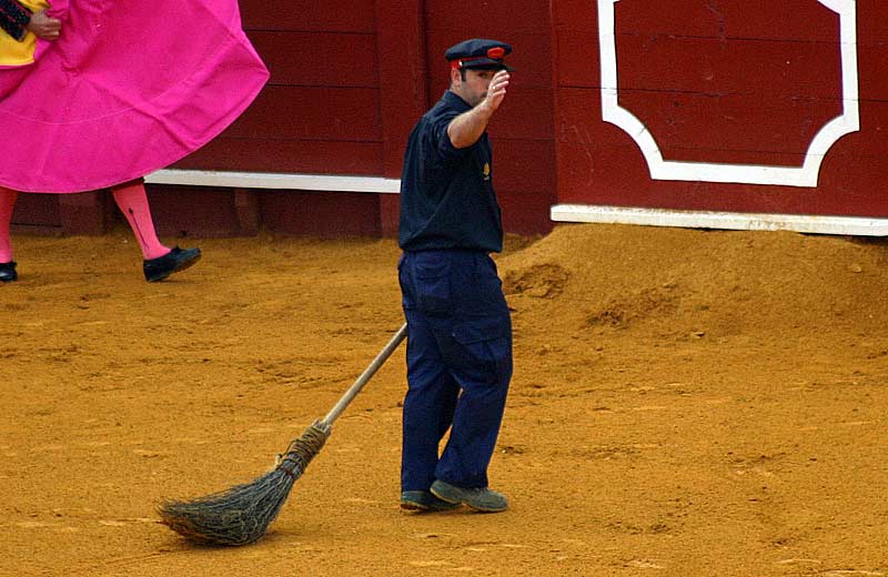 El arenero 'Mesita' avisa al torilero que está el ruedo listo y despejado.