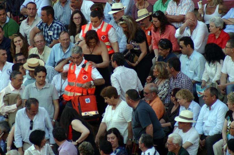 Los espectadores del tendido 11 tienen que levantarse para que las asistencias evacúen a una persona ante la falta de escaleras.