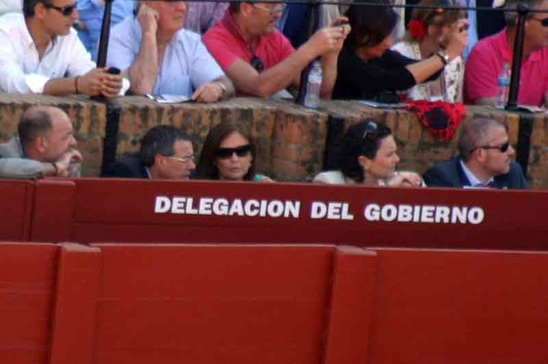 Otro que se ha escaqueado hoy: el delegado de la Junta, Javier Fernández,... y su inseparable asesor.