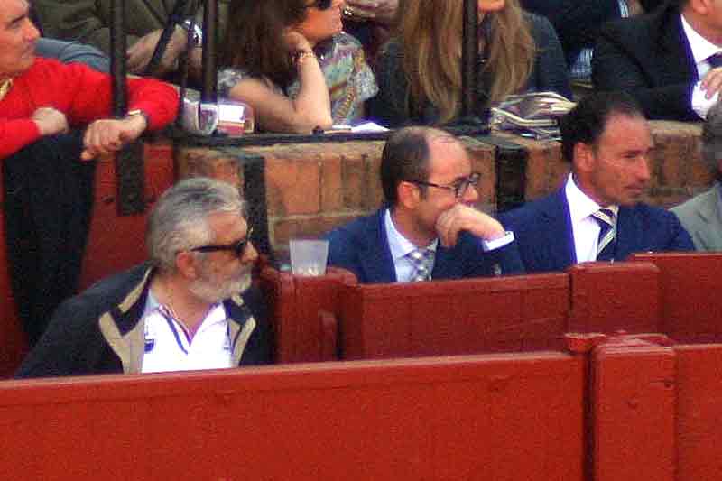 Eduardo Canorea, junto al burladero, y el diestro Pepín Liria.