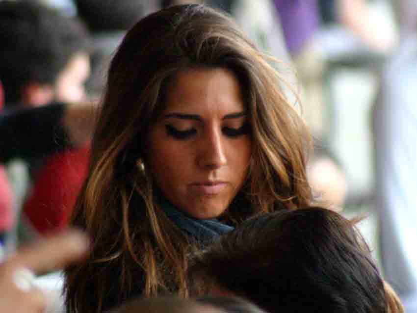 Jóvenes guapas hoy en la Maestranza para ver a los tres novilleros.