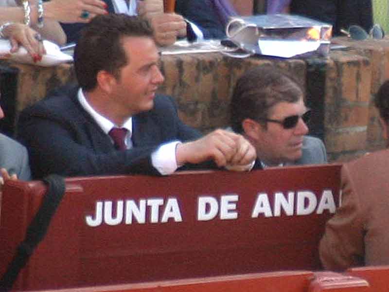 Los chicos de la Junta, en el burladero oficial. ¿Habrán pagado alguna vez en alguna plaza?