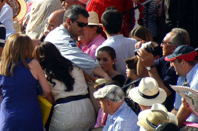 A los escasos vigilantes se les hace más insostenible el control de la masa de espectadores a la que intentan cortar el paso.