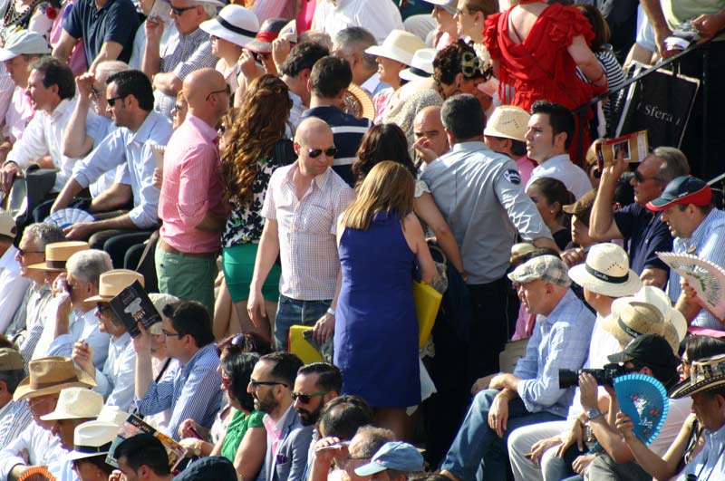 En la bocana de acceso del tendido 11, entre toriles y la música, el problema es el mismo.