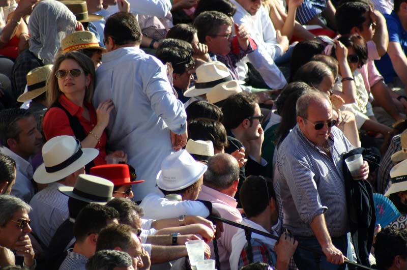 Una pareja, sin espacio físico, queda atrapada y de pie durante la lidia del segundo toro en mitad del tendido 10.