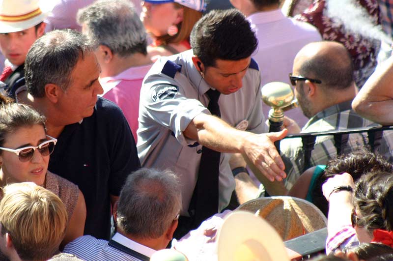 Mientras la lidia sigue, la tensión entre los vigilantes y los sufridos espectadores atrapados crece.