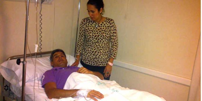 Curro Javier, en la tarde de ayer tras ser operado en Sevilla, junto a su esposa.