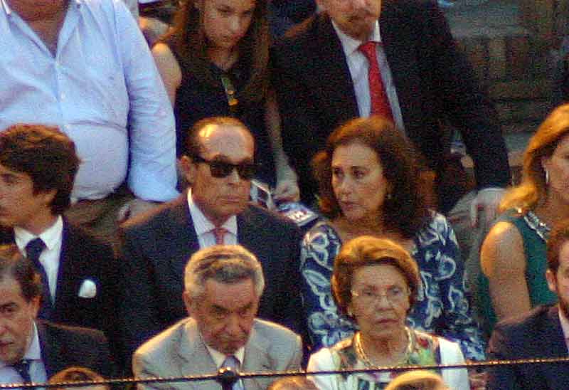 Curro Romero y su mujer Carmen Tello ocuparon una tercera fila de barrera.