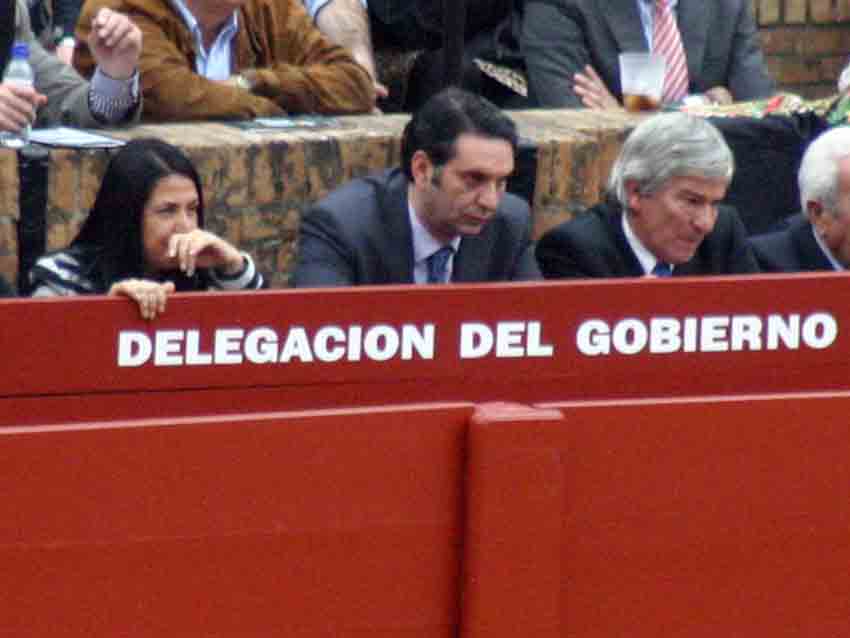 El delegado de la Junta, Javier Fernández, parece que le ha cogido gustito a eso de ir gratis a los toros.