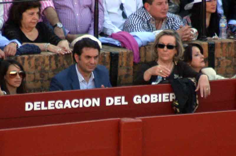 El delegado de la Junta Javier Fernández, rodeado hoy de mujeres.