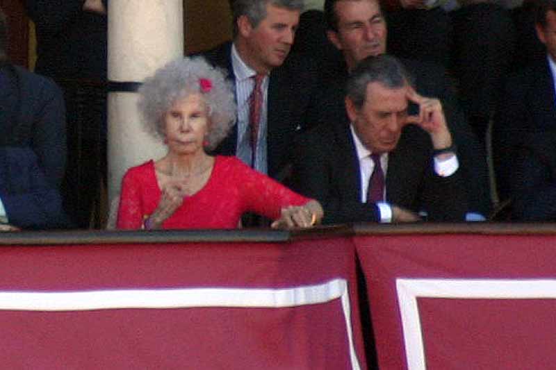 La duquesa de Alba y el teniente de hermano mayor de la Real Maestranza.