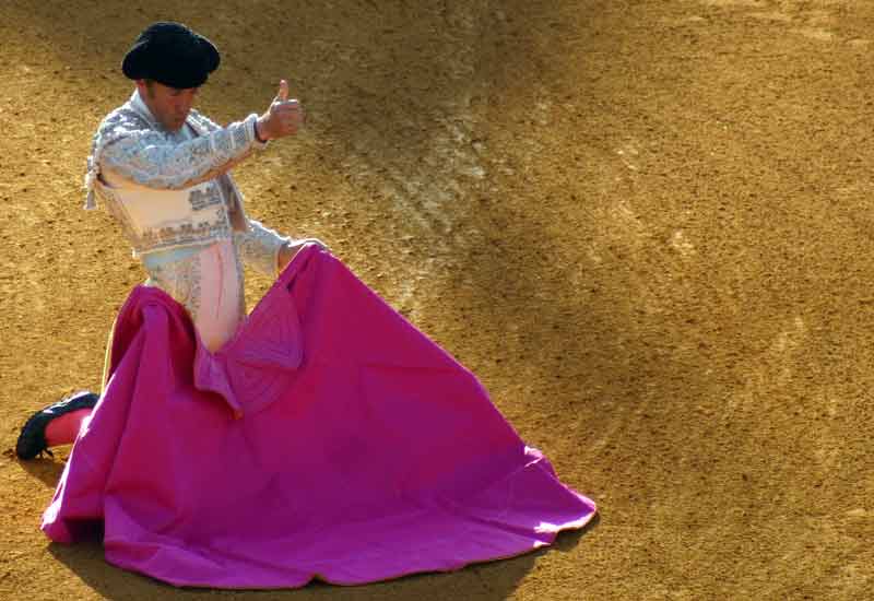 Escribano le da la señal de 'ok' al torilero para que abra el portón de toriles.