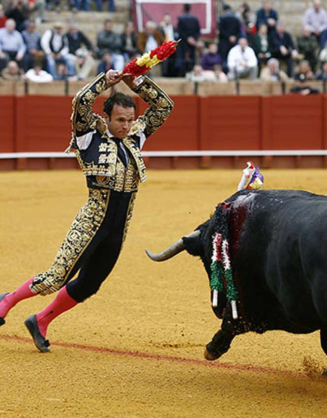 Antonio Ferrera cuadrando en el tercio de banderillas. (FOTO: Arjona/lamaestranza.es)