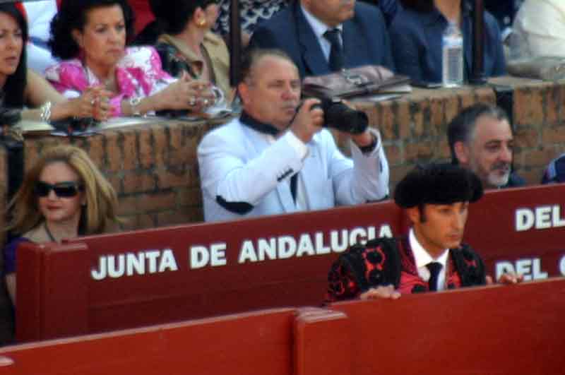 Un elegante fotógrafo espontáneo en el burladero de la Junta de Andalucía.