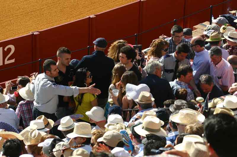 Los habituales colapsos por falta de escaleras suficientes.