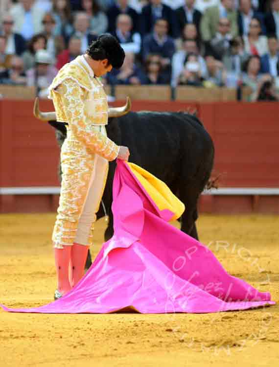 Desplante de López Simón al excelente tercer toro de Fuente Ymbro. (FOTO: lopezmatito.com)