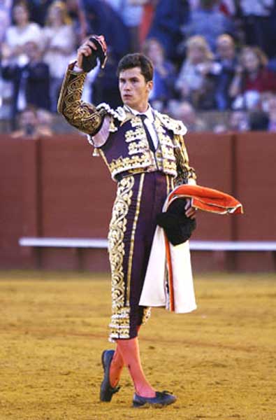 Daniel Luque, con la oreja cortada al sobrero sexto, de Parladé. (FOTO: Arjona/lamaestranza.es)