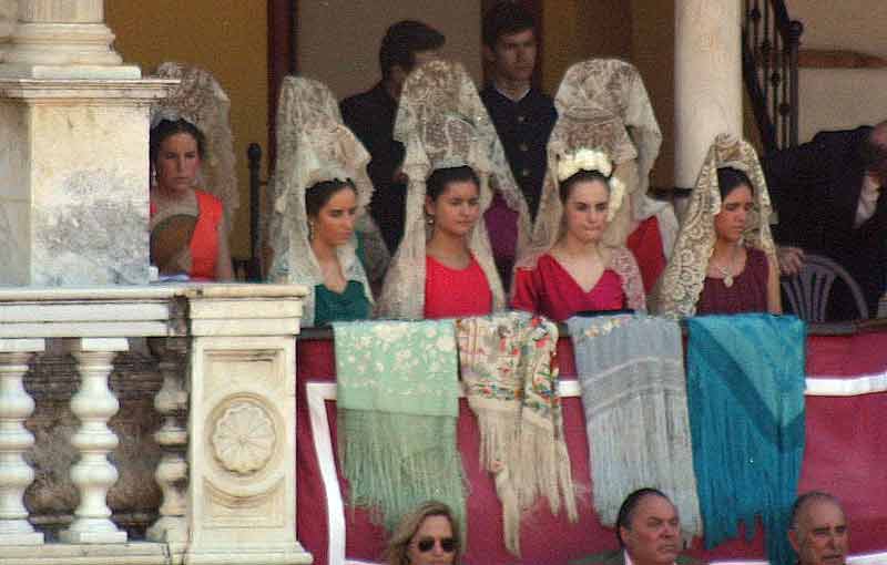 Mantillas en la balconada.