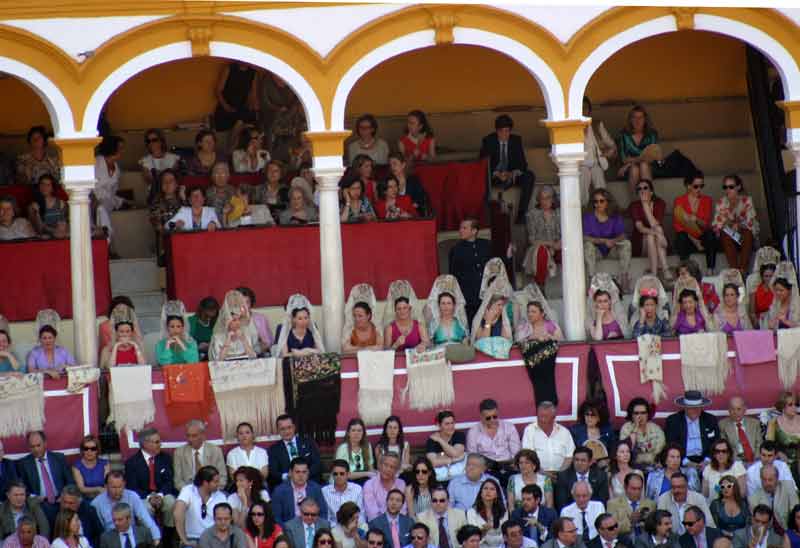 Más mantillas hoy en las balconadas de la Maestranza. Una imagen que recuerda otras épocas.