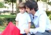 Miguel Ángel Perera enseña a un niño a usar una muleta.