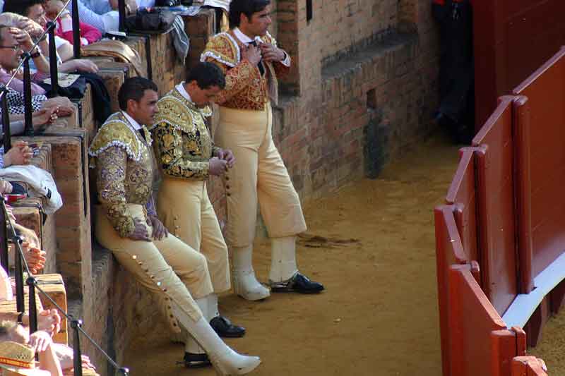 Los picadores aguardando en el callejón su turno de actuación.