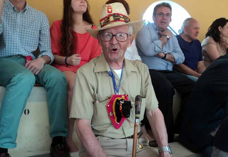 Un veterano aficionado a los toros con una indumentaria muy peculiar.