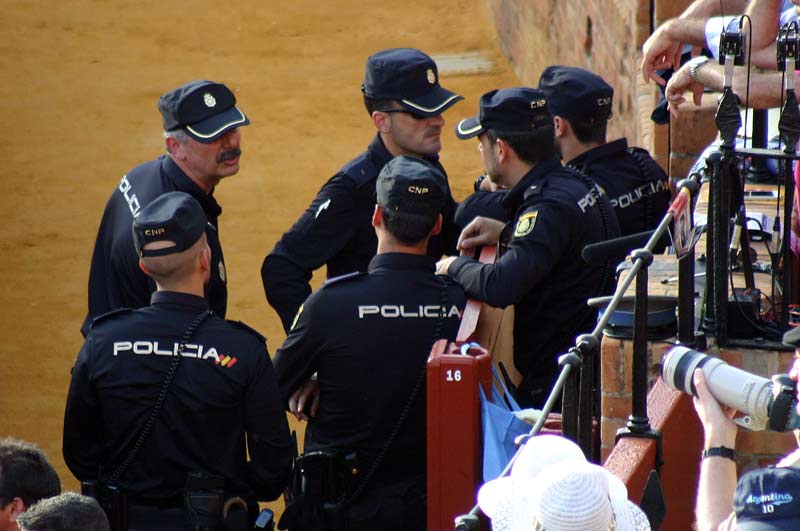 Los miembros de la Policía, en el callejón, obervan la tensa situación y dialogan sobre medidas a tomar.