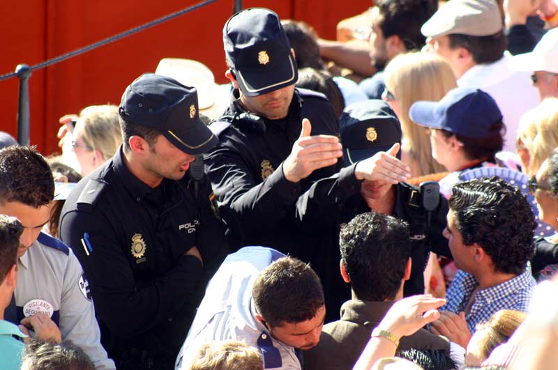 Ante la grave situación creada, la Policía decide intervenir y ocupa posiciones en las bocanas de acceso del tendido.