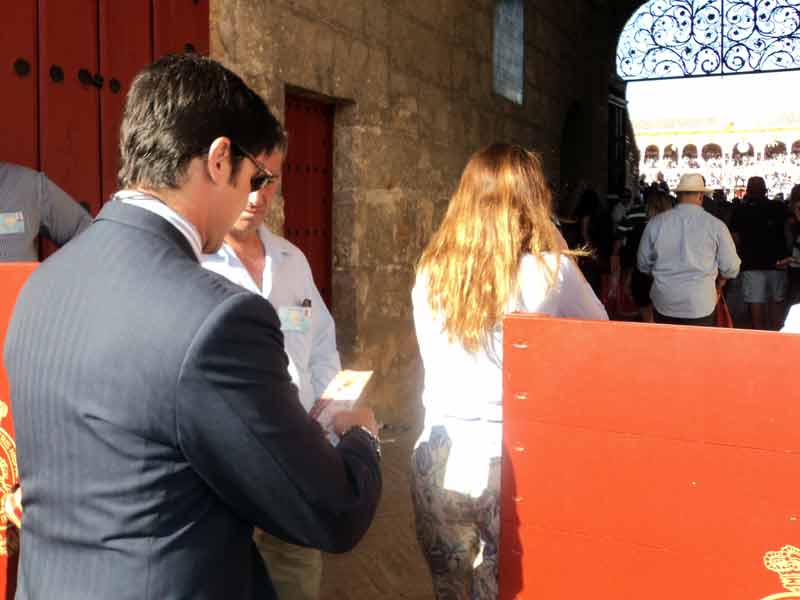 El torero Francisco Rivera Ordóñez accediendo por la Puerta del Príncipe.