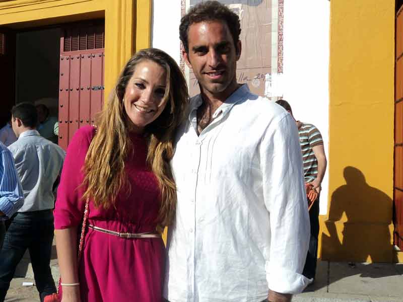 El diestro Salvador Cortés y su pareja, la diseñadora Sofía Rivera.