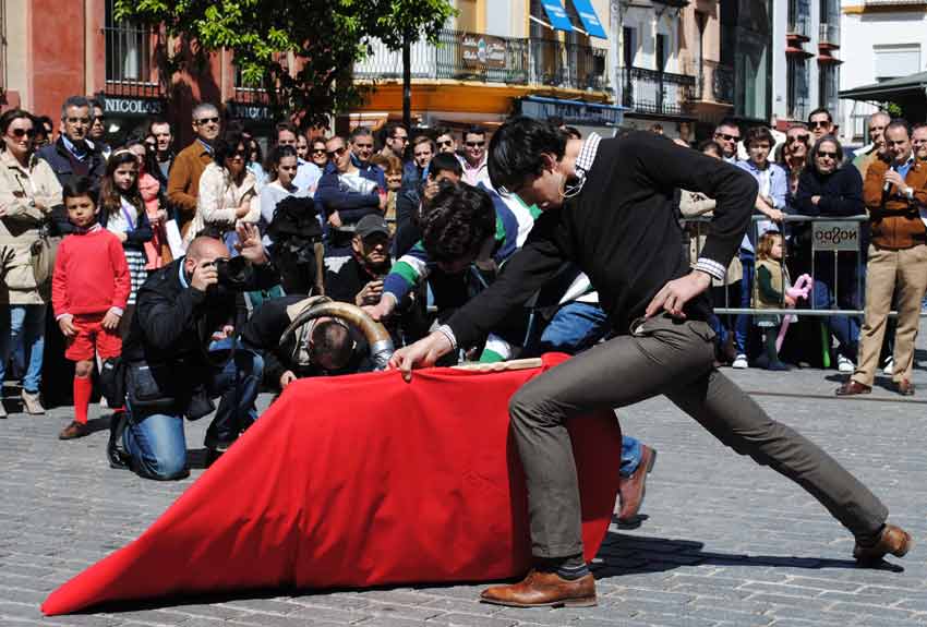 Toreo de salón en las calles de Sevilla.