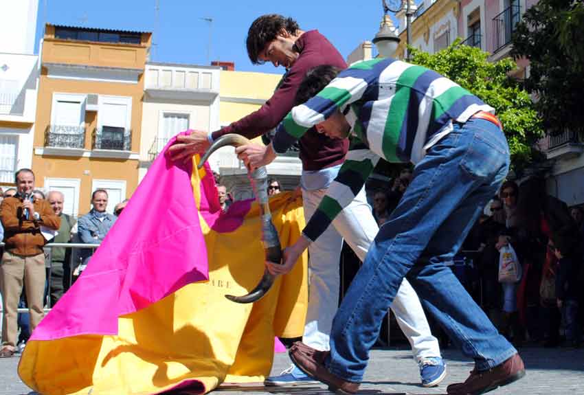 Toreo de salón en las calles de Sevilla.