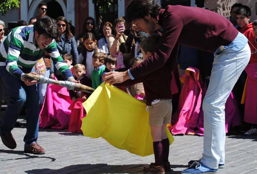 Toreo de salón en las calles de Sevilla.