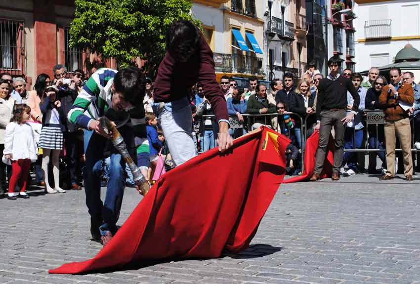 Toreo de salón en las calles de Sevilla.