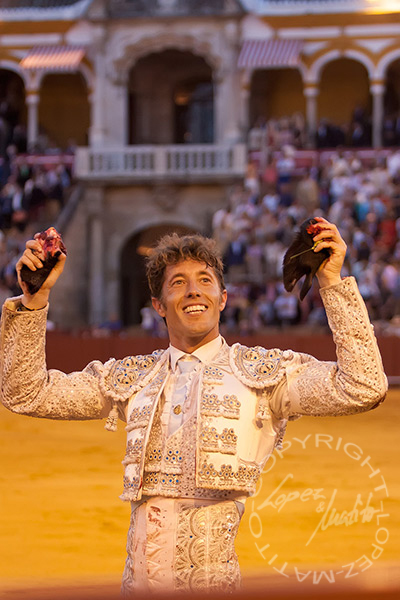 Manuel Escribano pasea las dos orejas cortadas al sexto toro de Miura. (FOTO: lopezmatito.com)