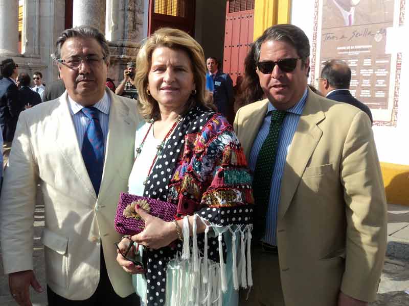 El alcalde de Sevilla, Juan Ignacio Zoido, junto a su señora y el concejal de Fiestas, Gregorio Serrano.