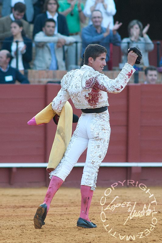 Rafael Cerro, con la oreja del quinto. (FOTO: lopezmatito.com)