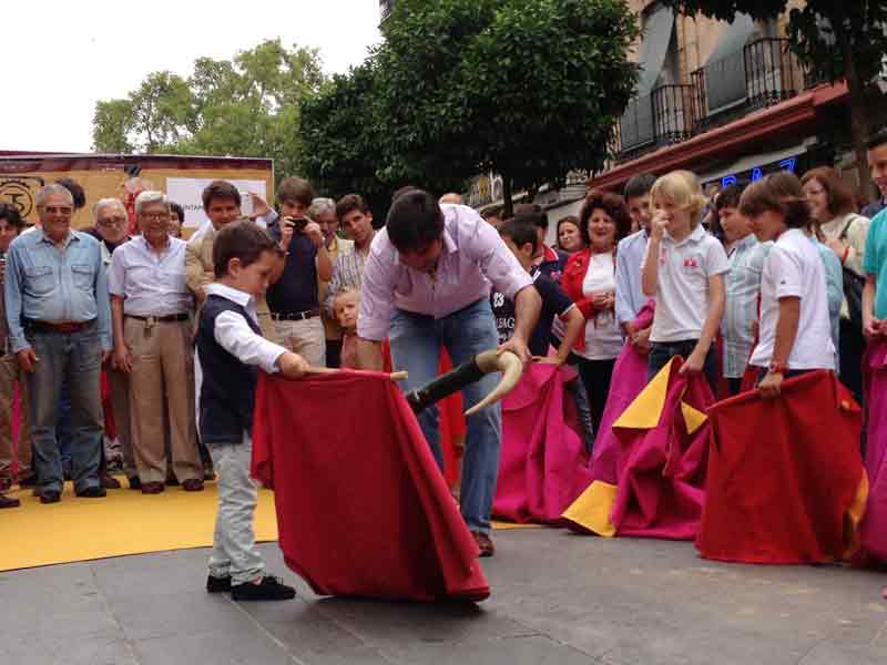 Perera y escolares en La Algaba.