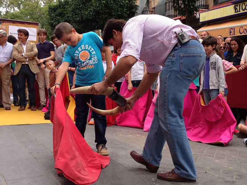 Perera y escolares en La Algaba.