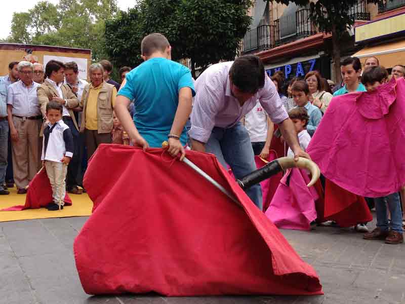 Perera y escolares en La Algaba.